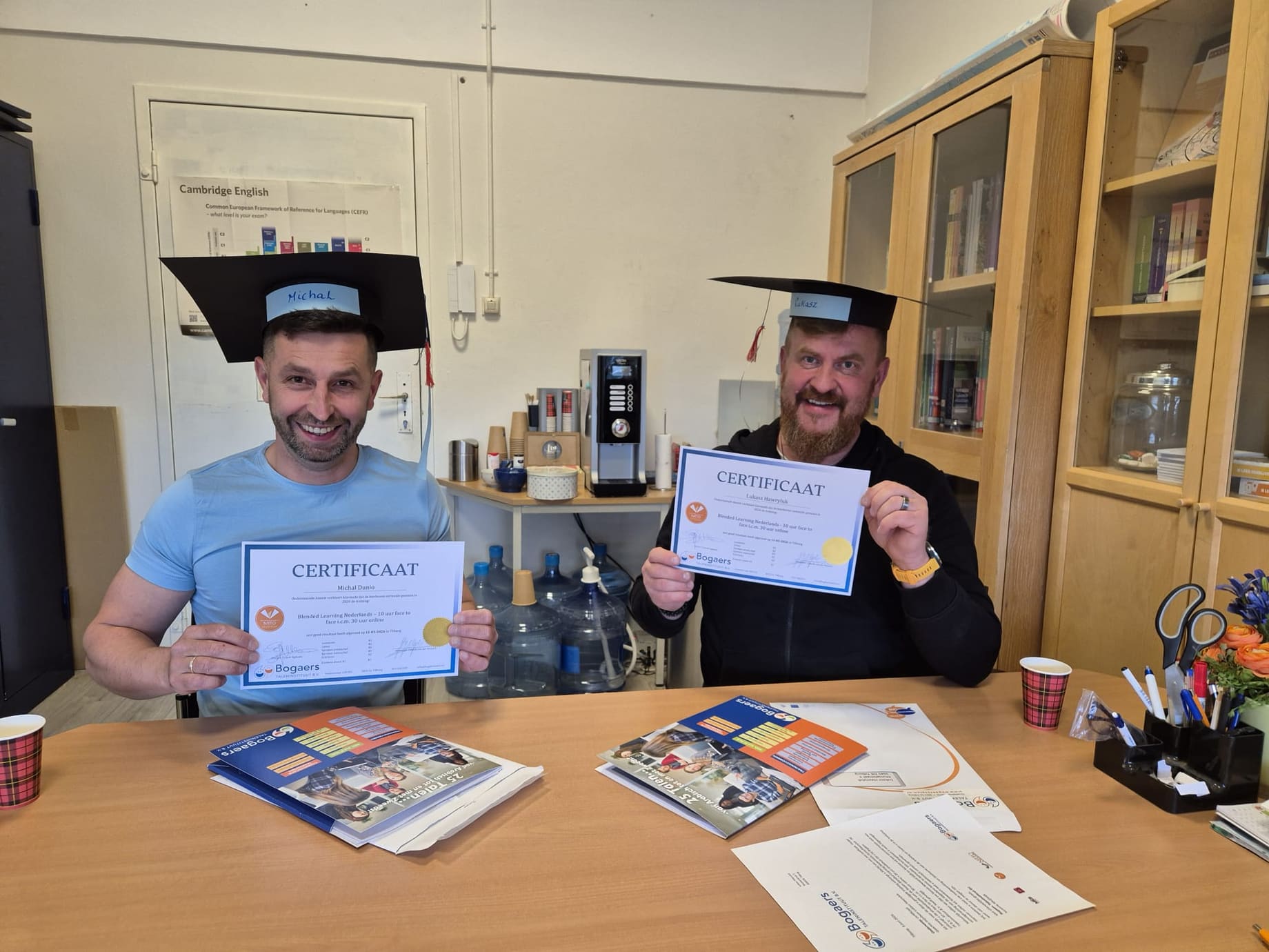 Two successful Dutch learners with their certificate