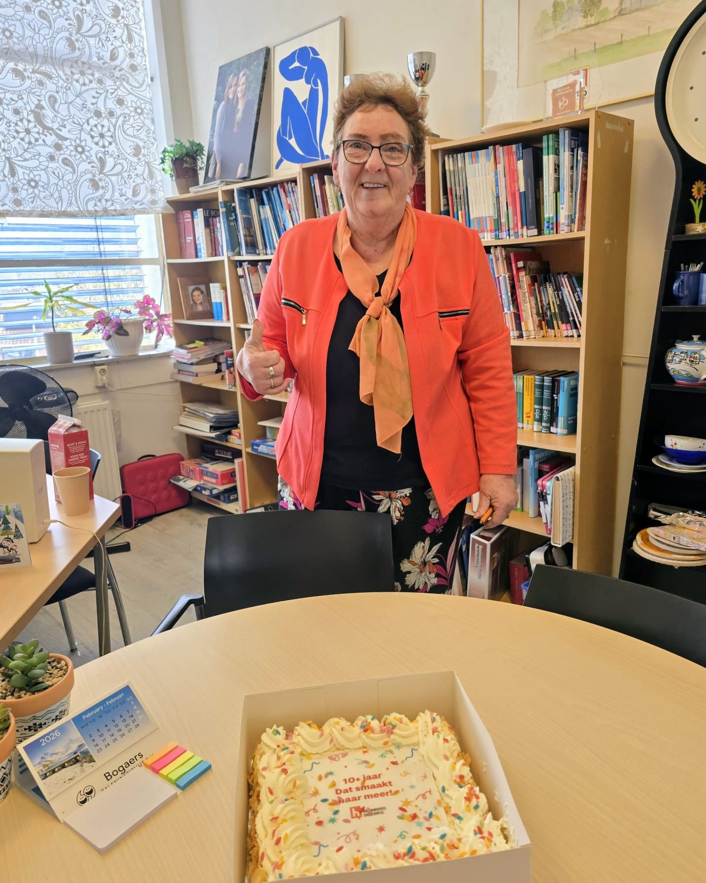 Jolanda van Bogaers Taleninstituut bij een feestelijke taart