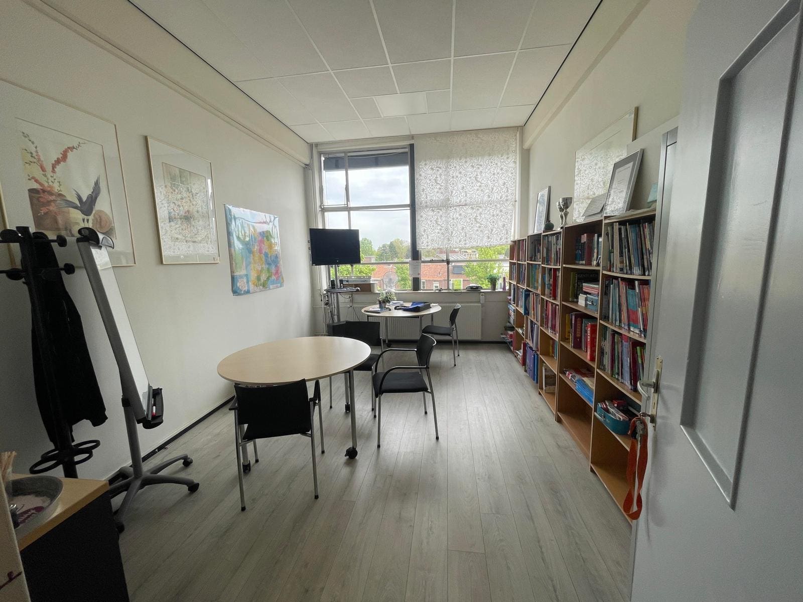 Classroom with library at Bogaers