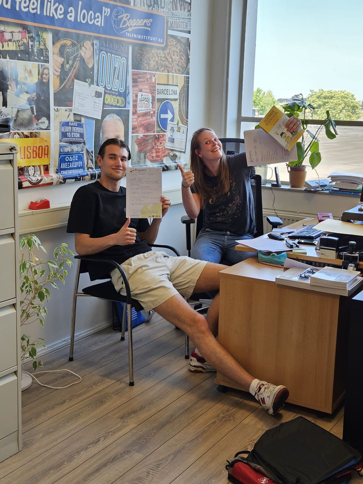 Medewerkers van Bogaers bij een poster van het taleninstituut